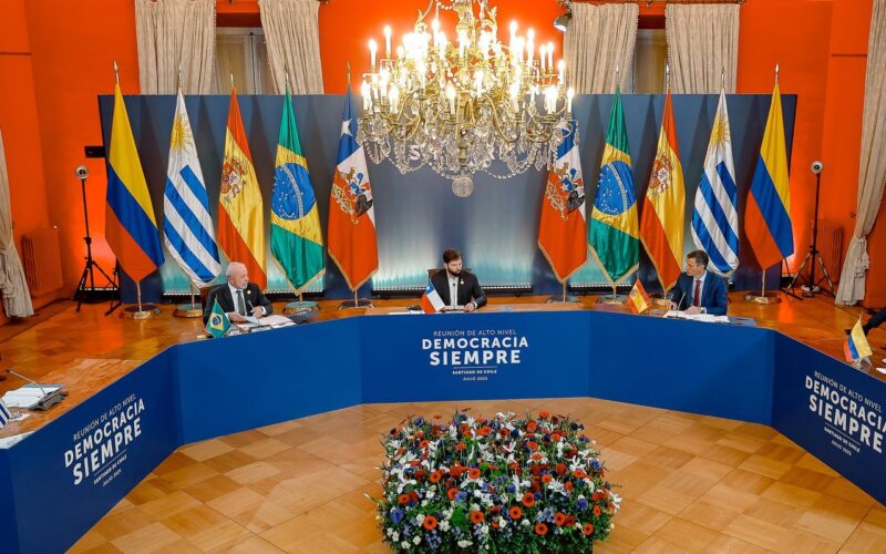 Número de autocracias supera o de democracias no mundo, diz estudo