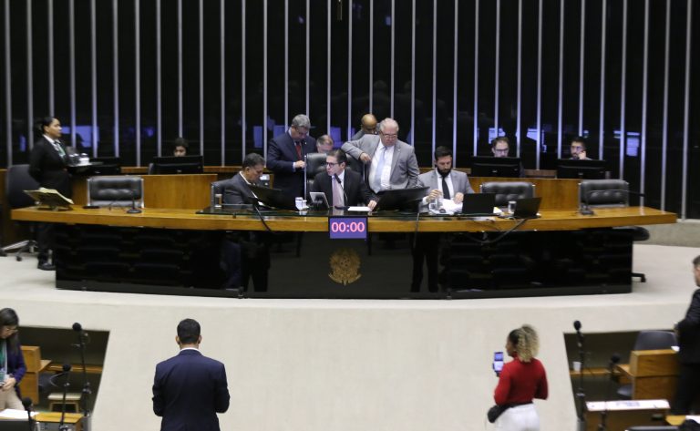 Oposição rebate campanha contra o Congresso nas redes sociais; governistas criticam desigualdade social - Notícias