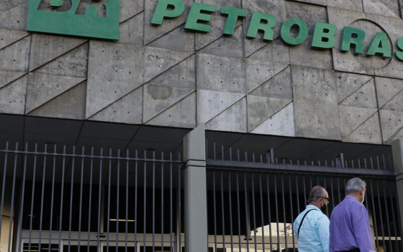 PF vai investigar empresas que não repassam redução dos combustíveis