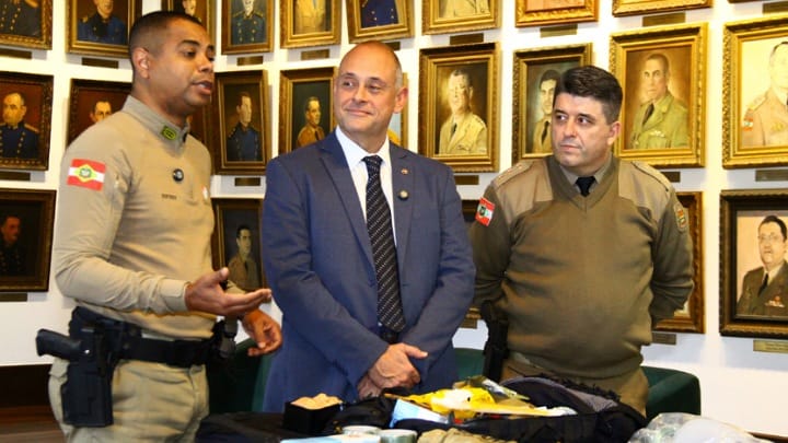PMSC recebe do Ministério Público kits com materiais de Atendimento Pré-Hospitalar Tático