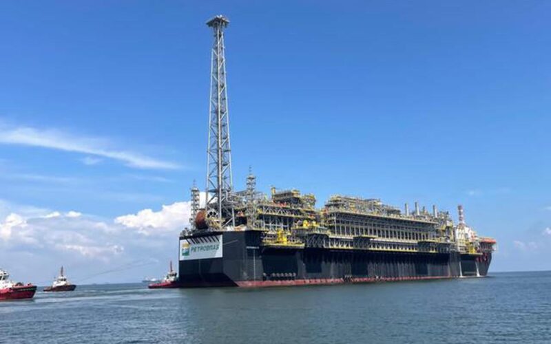 Plataforma da Petrobras que reforçará o pré-sal deixa Singapura