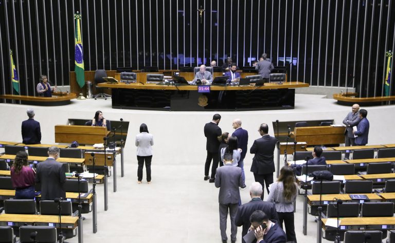 Plenário da Câmara reúne-se nesta manhã para votar criação de grupos parlamentares - Notícias