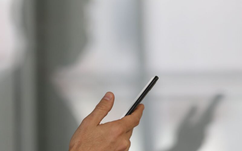 Polícia do Rio inicia segunda fase de devolução de celulares roubados