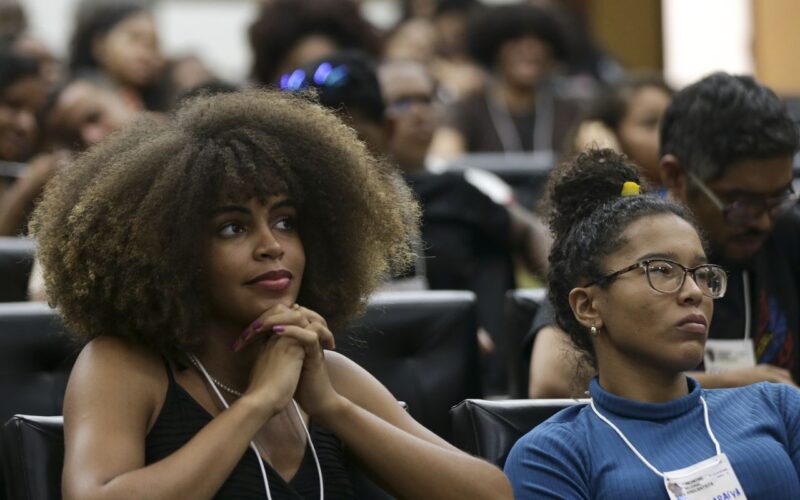 Pós-graduação “ainda é concentrada na população branca”, aponta estudo