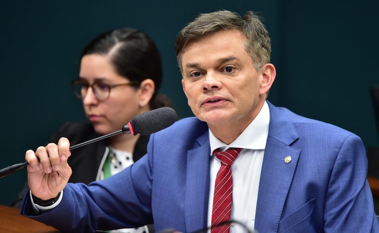 Projeto torna obrigatória autorização judicial prévia para menor atuar como influenciador digital - Notícias