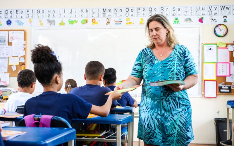 Proposta do Governo de SC para reajuste de 11% e incentivo anual de R$ 3 mil para professores é aprovada na Alesc