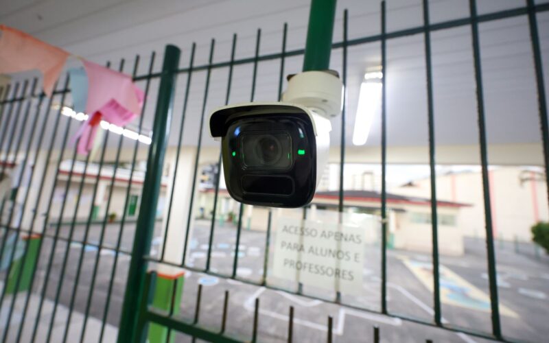 SC reforça segurança nas escolas com instalação de novas câmeras e botão do pânico em 100% das unidades