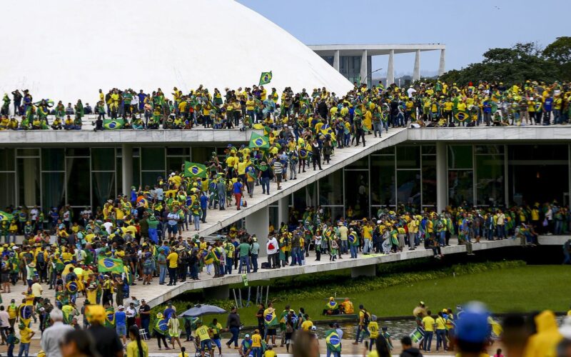 STF condena réu que furtou bola autografada por Neymar no 8/01