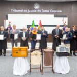 Secretaria e Forças de Segurança são homenageadas na solenidade de 80 anos da Reinstalação da Justiça Eleitoral em SC