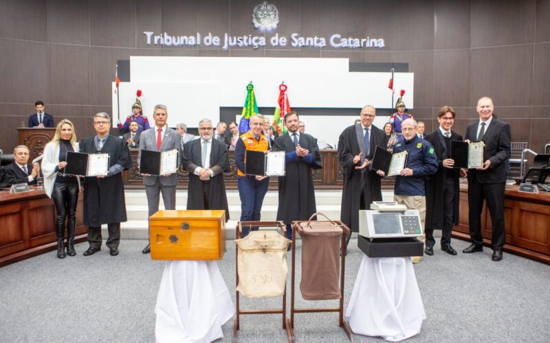 Secretaria e Forças de Segurança são homenageadas na solenidade de 80 anos da Reinstalação da Justiça Eleitoral em SC