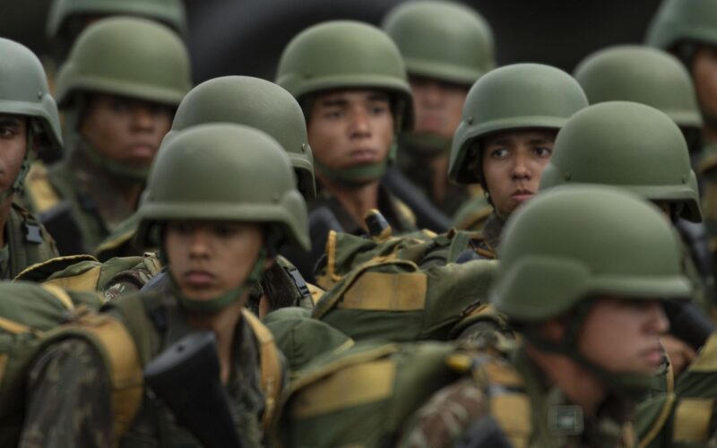 Senadores aprovam MP que aumenta vencimento de militares