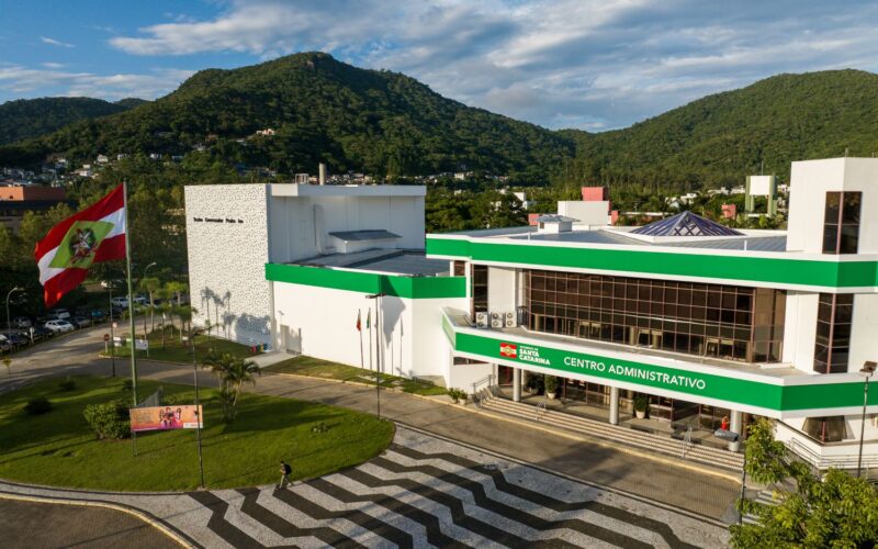 Servidores públicos catarinenses recebem a antecipação de metade do 13º salário nesta terça