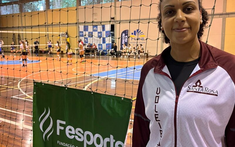 Técnica da equipe de vôlei de colégio de Lages relembra tempos de estudante na instituição