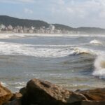 Ventos fortes, mar agitado e possibilidade de neve marcam o início da semana em Santa Catarina