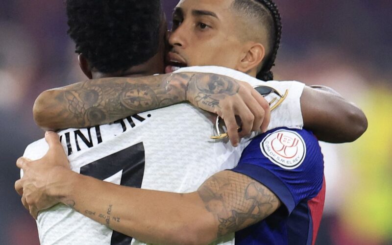 Raphinha e Vinicius Júnior são indicados ao prêmio Bola de Ouro