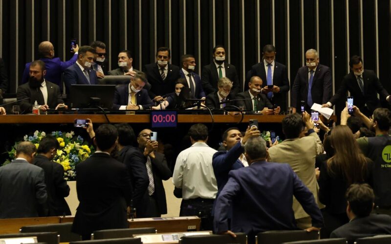 Alcolumbre e Motta pedem diálogo e respeito após ocupação de plenários