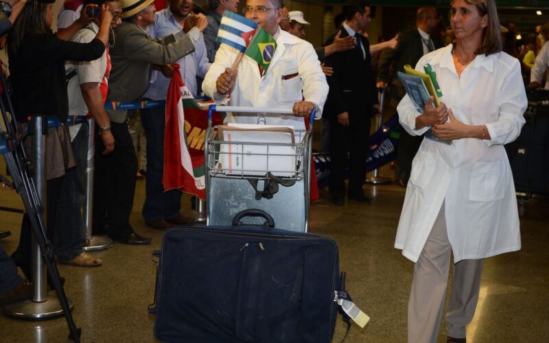 Associação de médicos cubanos repudia ação dos EUA contra Mais Médicos