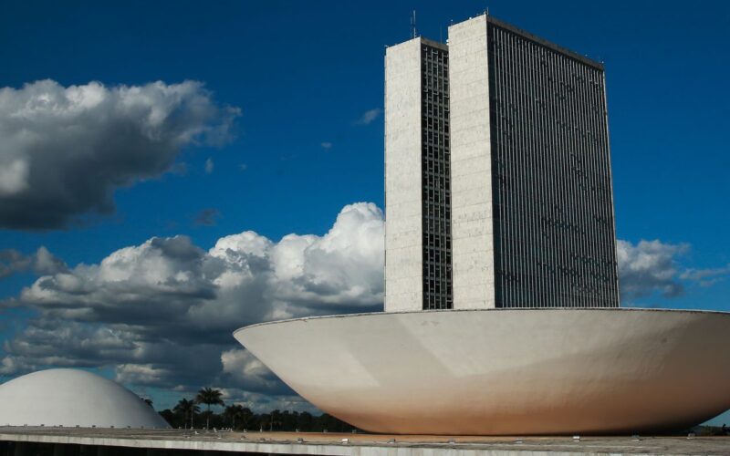 Câmara pauta projeto que regula redes sociais para crianças
