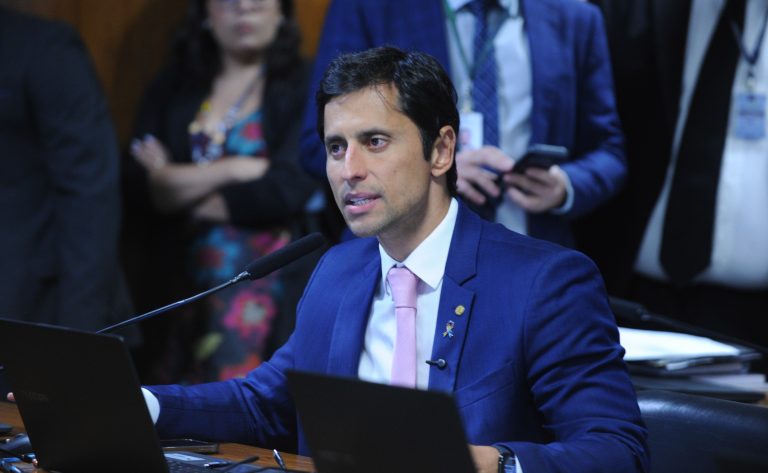 Comissão aprova projeto de linguagem tátil de cores para estudante com deficiência visual - Notícias