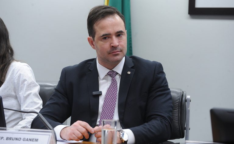 Comissão aprova projeto que criminaliza cruzamentos em caso de risco à saúde dos animais - Notícias