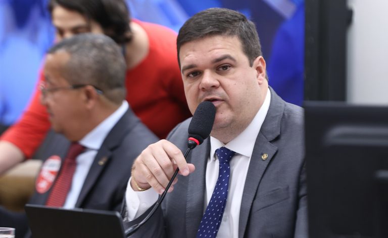 Comissão aprova projeto que garante doula e tradutor de Libras em maternidades - Notícias