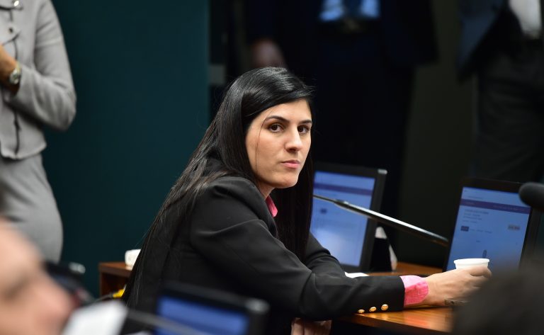 Comissão aprova projeto que prevê divulgação de cartilhas nas escolas sobre pedofilia na internet - Notícias