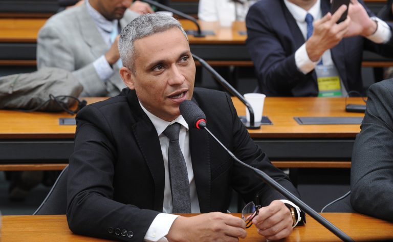 Comissão aprova projeto que prevê proteção a críticas e veta censura a manifestações artísticas - Notícias