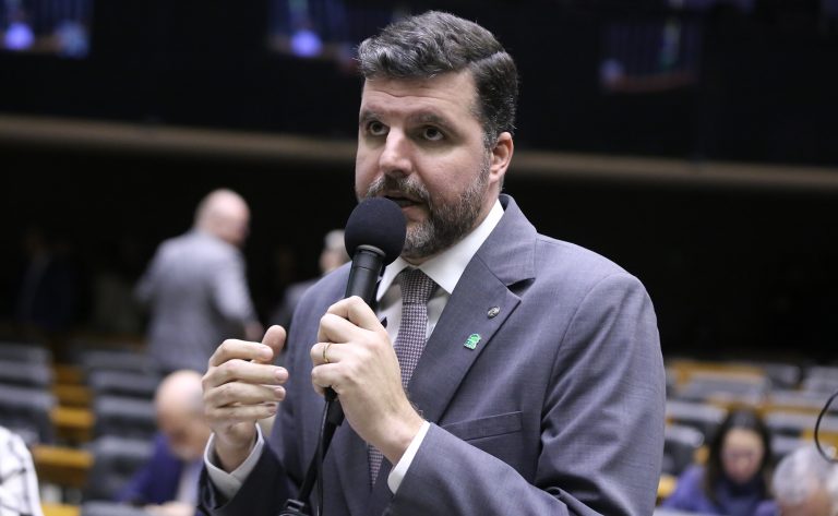 Comissão aprova projeto que suspende participação do MST em conselho do governo - Notícias