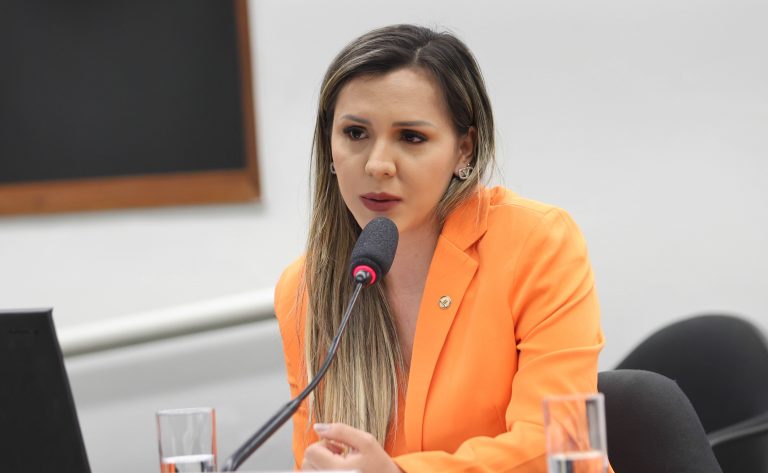 Comissão aprova proposta para prever credencial digital de vaga para deficiente - Notícias