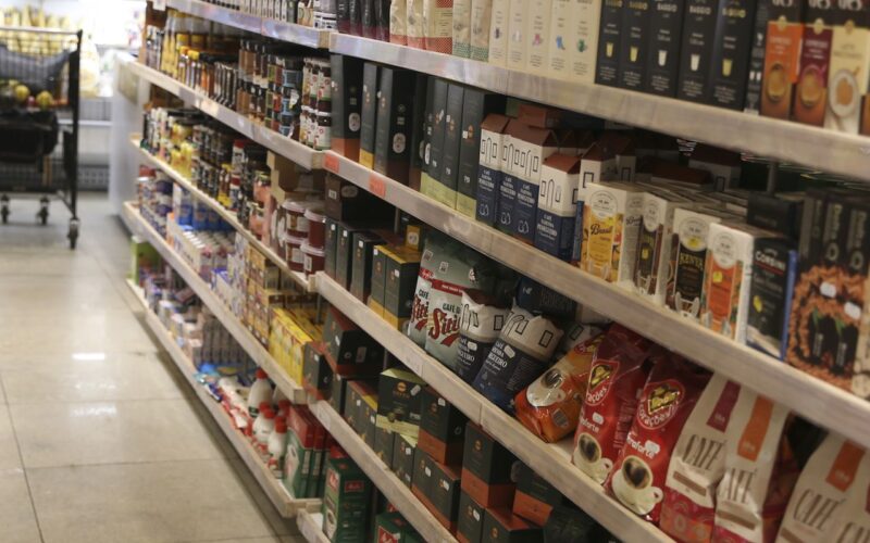 Consumo em supermercados cresceu 4% em julho, aponta Abras