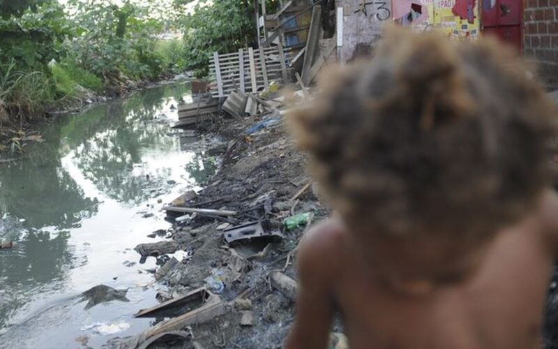 De cada 10 residências no país, 3 não têm esgoto ligado à rede geral