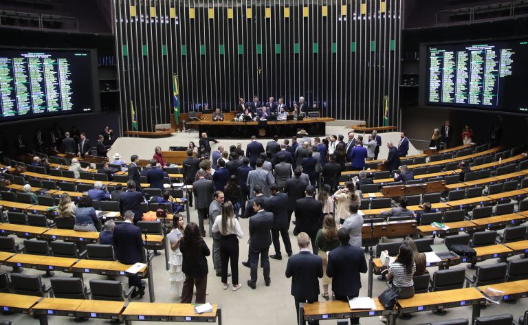 Deputados aprovam regime de urgência para seis projetos - Notícias