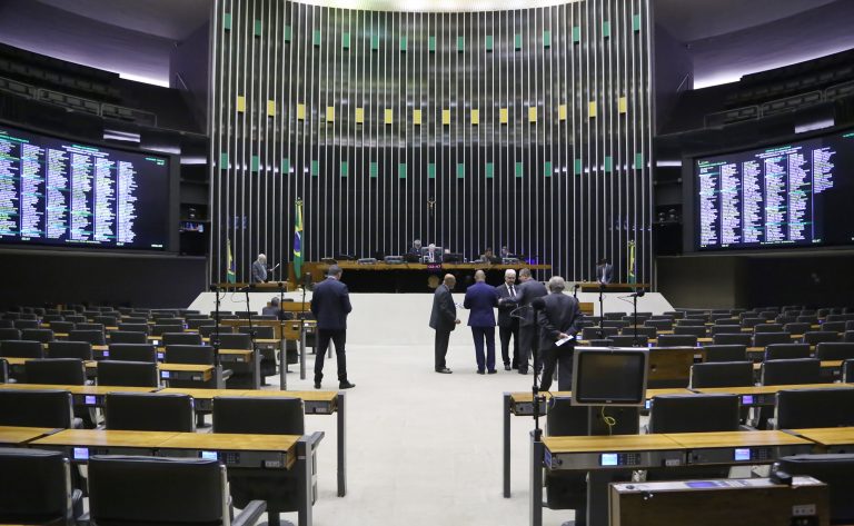 Deputados aprovam urgência para projeto sobre proteção de crianças em ambiente digital; acompanhe - Notícias