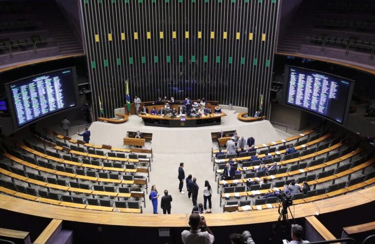 Deputados da oposição ocupam a Mesa do Plenário da Câmara - Notícias