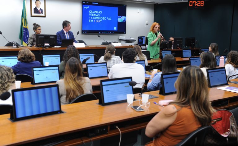 Deputados e especialistas defendem envolvimento amplo no combate da adultização infantil - Notícias
