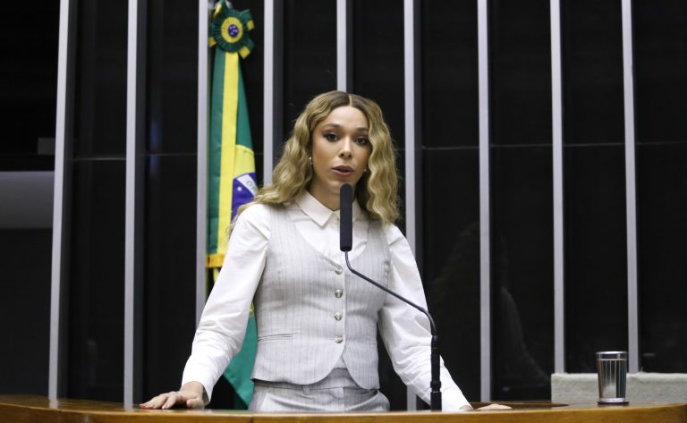 Deputados governistas e da oposição defendem soluções diferentes para combater crimes cibernéticos contra crianças - Notícias