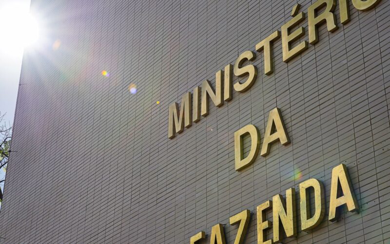 Despesas federais poderão crescer até R$ 168 bi em 2026