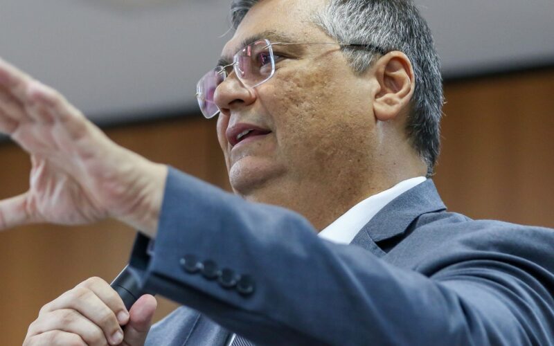 Dino dá 10 dias para Motta explicar trâmite do PL sobre adultização