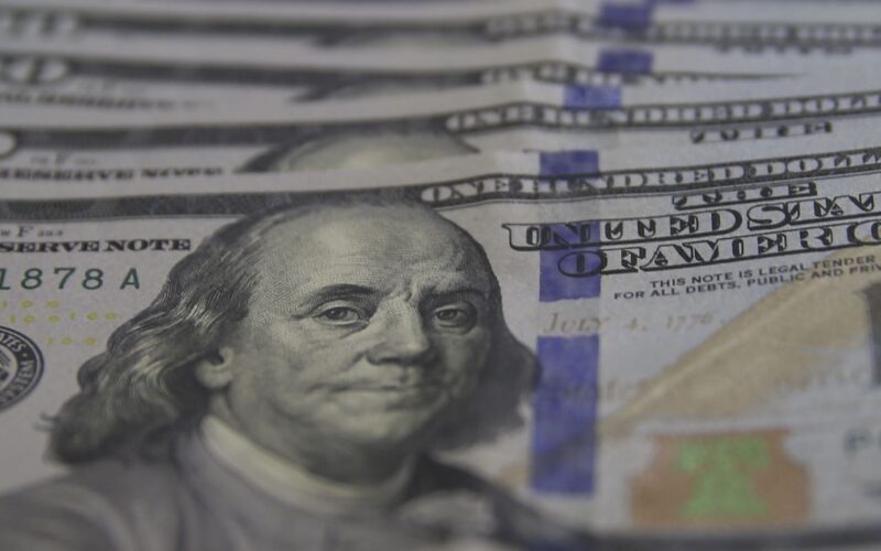 Dólar fica estável após prisão domiciliar de Bolsonaro e ata do Copom