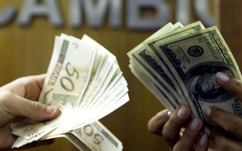 Dólar segue mercado internacional e sobe para R$ 5,43