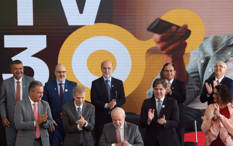 EBC participa da construção da TV 3.0 e celebra assinatura de decreto