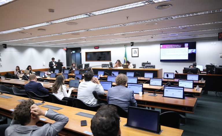Economia com redução de alunos deve ser investida na qualidade da educação, defendem especialistas - Notícias