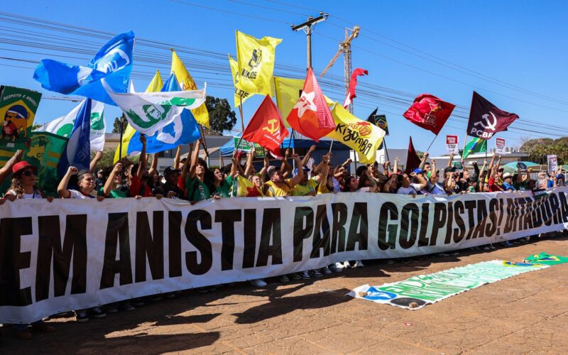 Em ato pró-soberania, manifestantes queimam bandeira e boneco de Trump