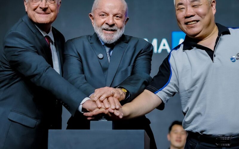 Em inauguração de montadora, Lula defende relação comercial com China