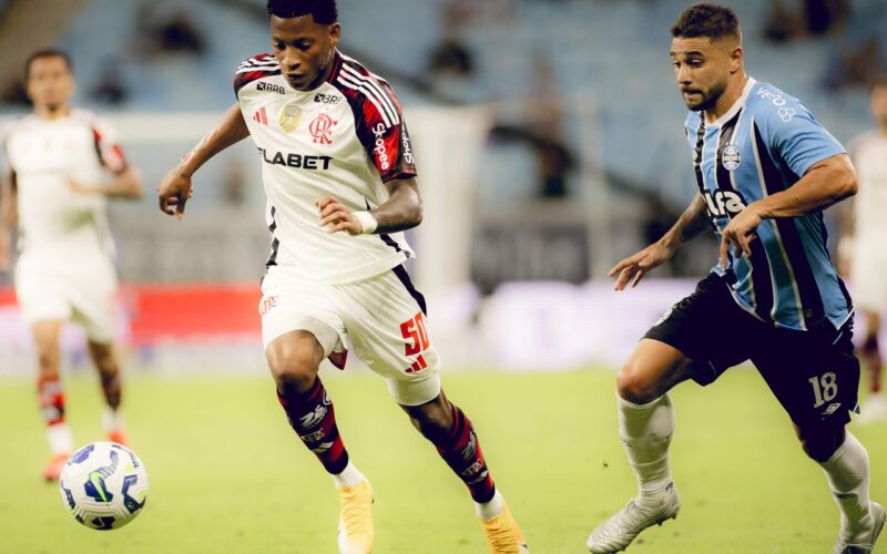Em momentos distintos, Flamengo e Grêmio se enfrentam no Maracanã