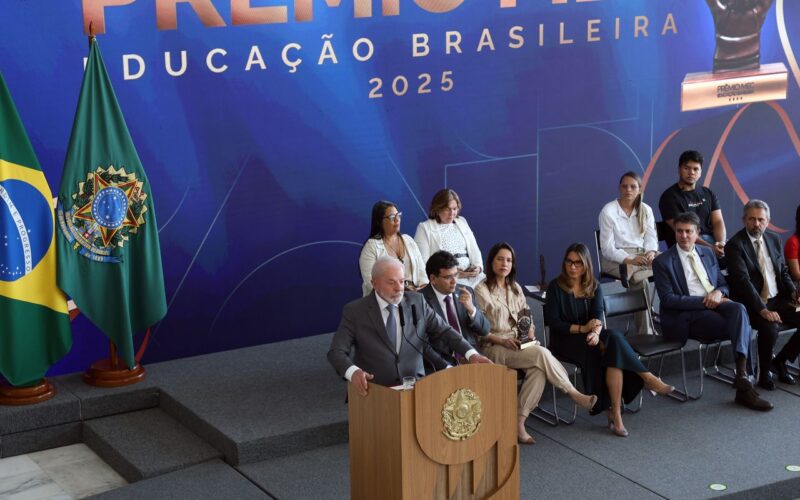 Evasão escolar é questão de Estado, diz Lula na entrega do Prêmio MEC