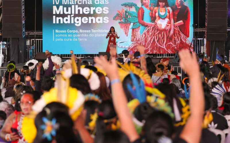 Evento em Brasília reúne 5 mil mulheres indígenas que pedem proteção