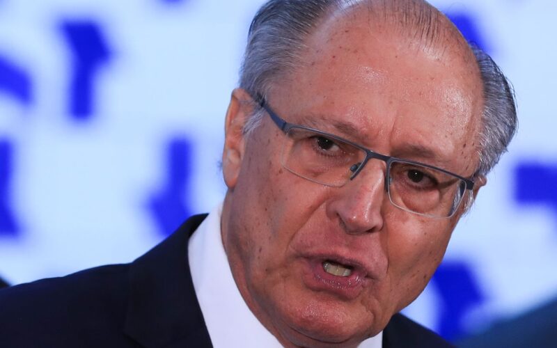 Falha em avião adia retorno de Alckmin ao Brasil