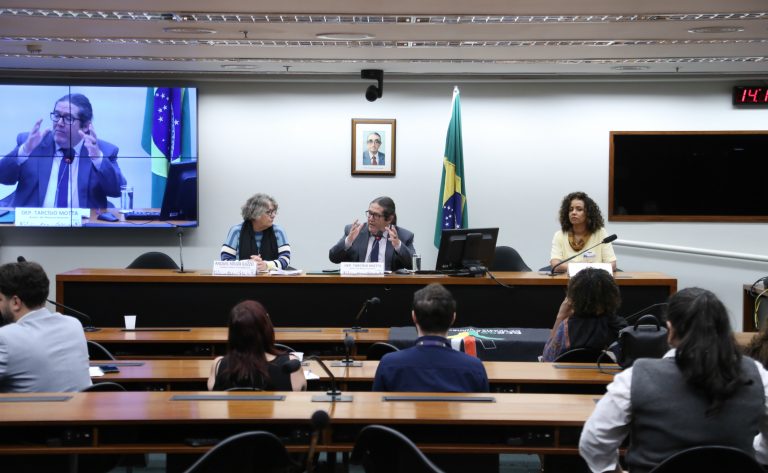 Financiamento é principal desafio para garantir psicólogos e assistentes sociais nas escolas, dizem especialistas - Notícias