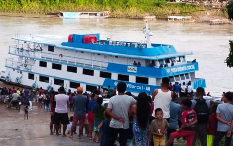 INSS usa barcos para orientar aposentados da Amazônia sobre descontos